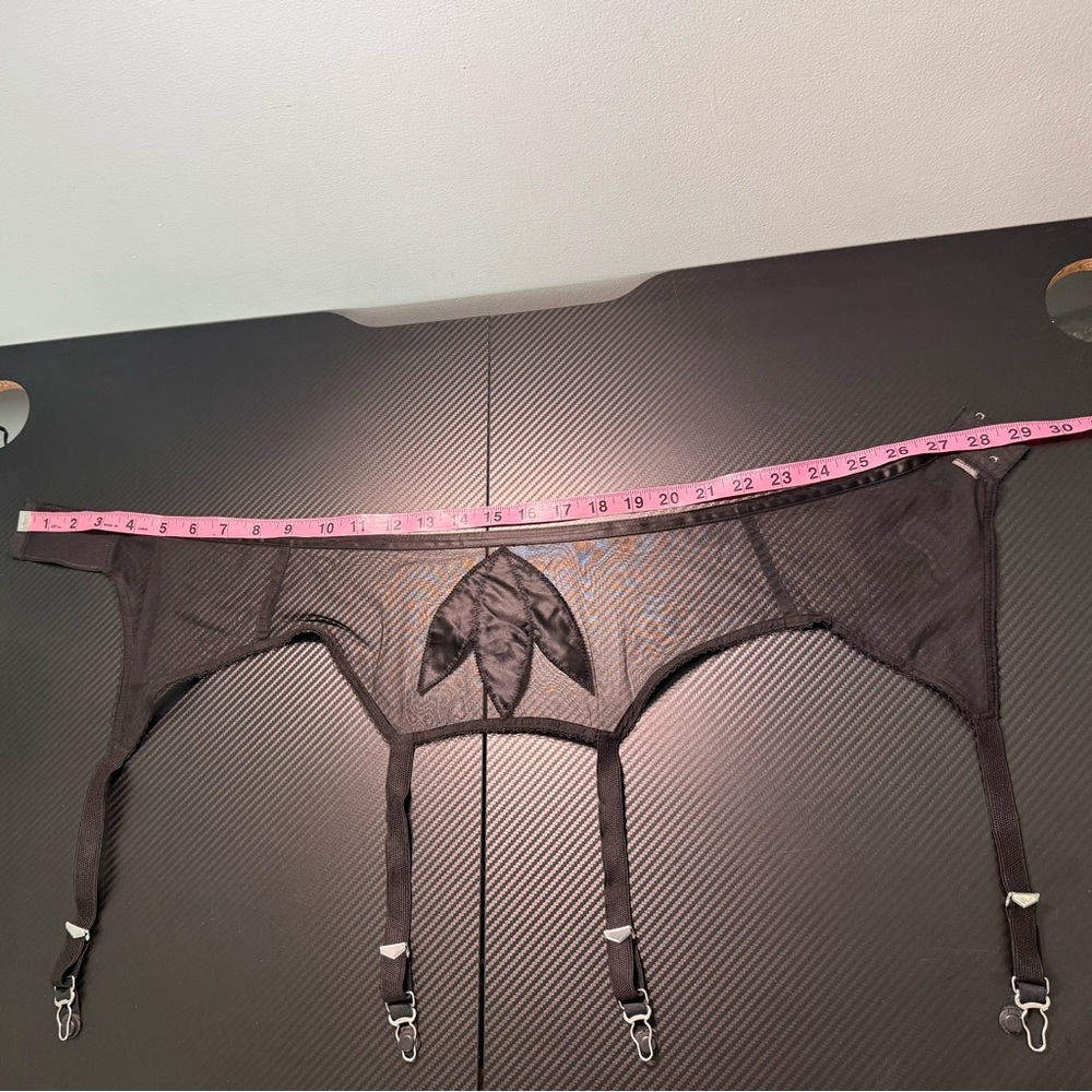 🖤 Vintage Olga Sheer Garter Belt Black Nylon 60s Fig Applique USA Size 28 - Picture 8 of 13